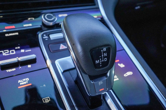 Used 2020 Porsche Panamera RWD image 23