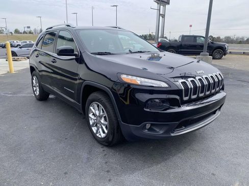 Used 2018 Jeep Cherokee Latitude Plus w/ Comfort/Convenience Group image 7