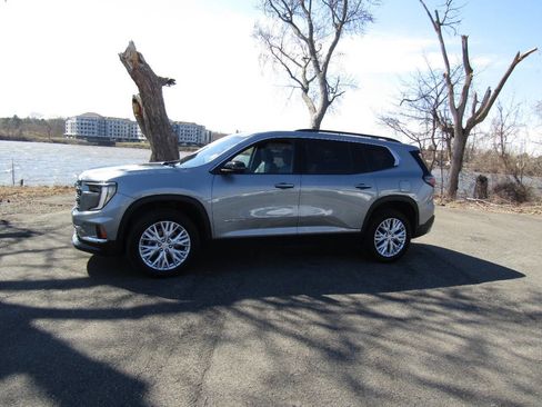 Used 2025 GMC Acadia Elevation w/ Elevation Premium Package image 3