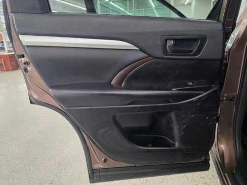 Used 2019 Toyota Highlander Plus AWD/4WD image 34