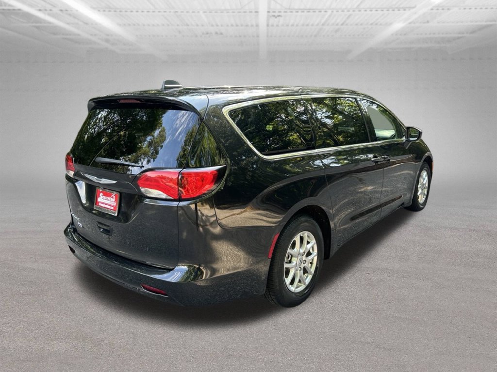 Used 2022 Chrysler Voyager LX FWD image 5
