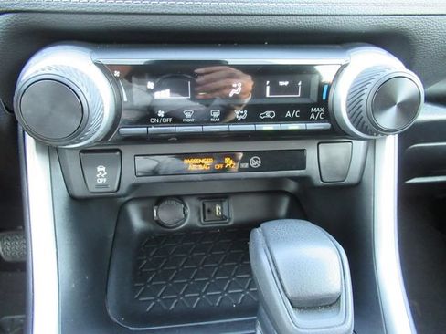 Used 2019 Toyota RAV4 LE FWD image 27