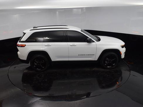 Used 2023 Jeep Grand Cherokee Altitude image 32
