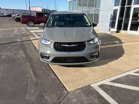 Used 2023 Chrysler Pacifica Touring-L image 10
