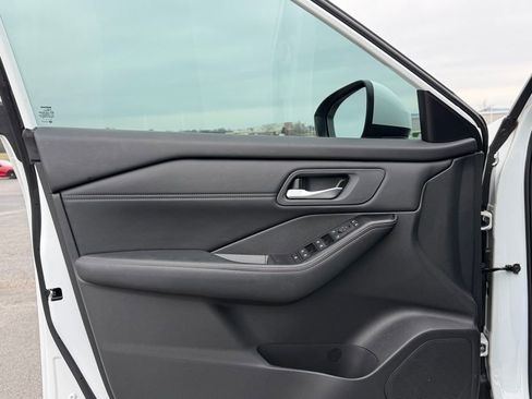 Used 2024 Nissan Rogue SV w/ SV Premium Package image 13