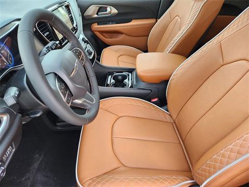 New 2026 Chrysler Pacifica Pinnacle image 9