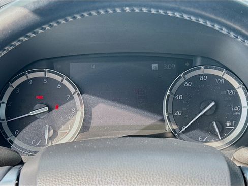 Used 2020 Toyota Highlander XLE image 11