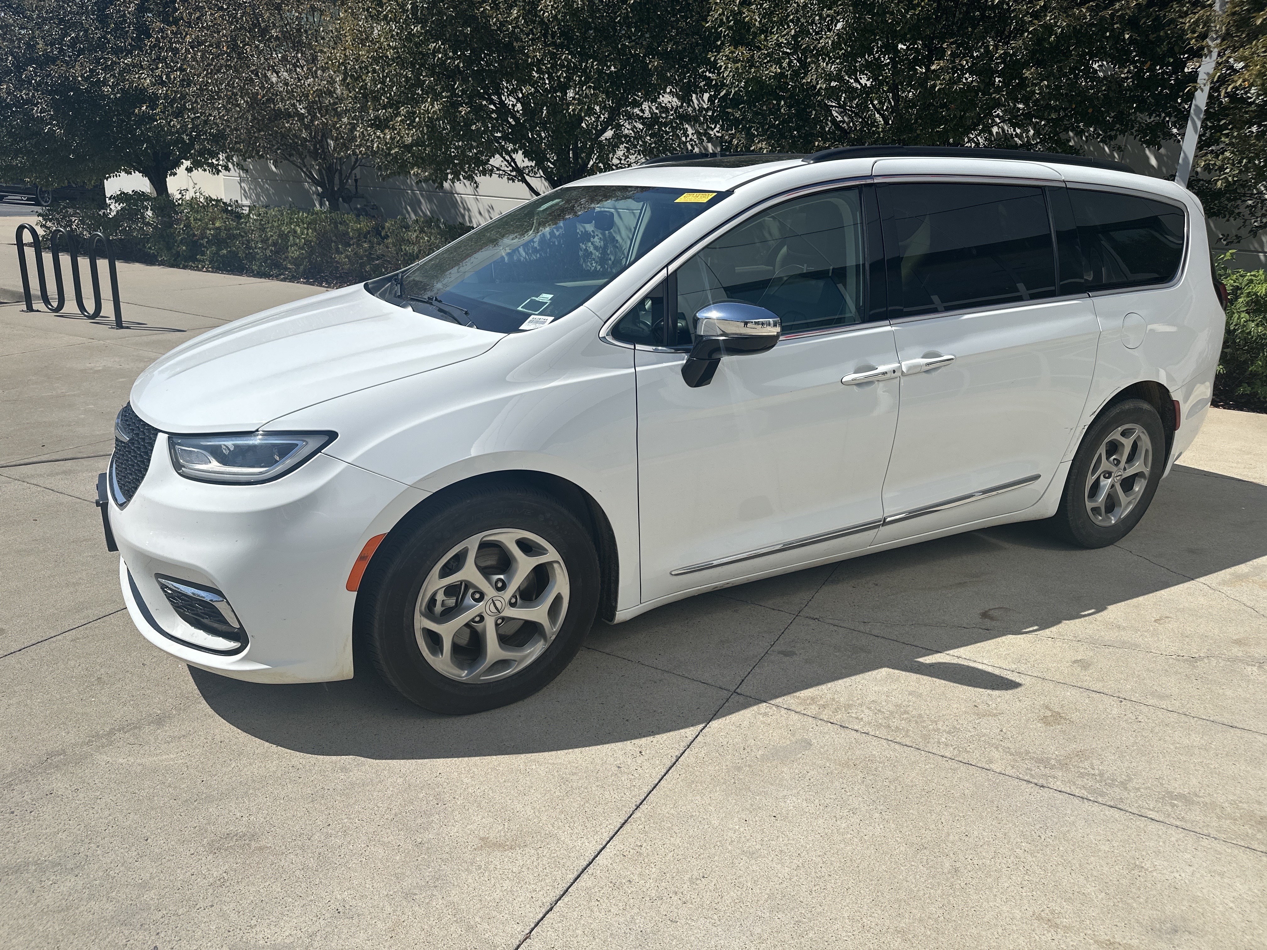 Used 2023 Chrysler Pacifica Limited FWD image 2