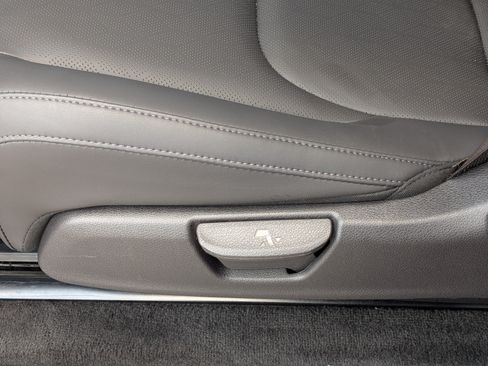 Used 2025 Kia Carnival FWD image 16