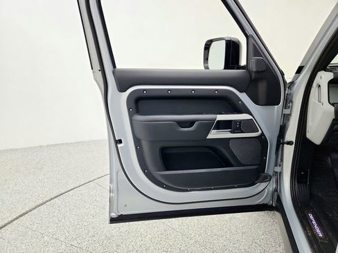 Certified 2022 Land Rover Defender 110 XS Edition image 24