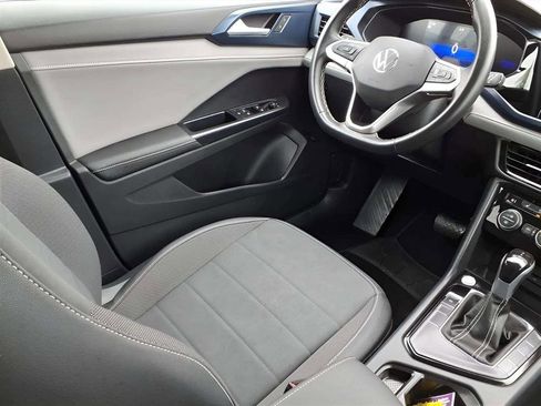 Used 2024 Volkswagen Taos SE image 9