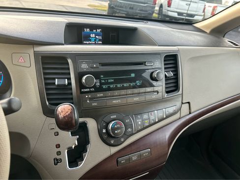 Used 2013 Toyota Sienna XLE image 37