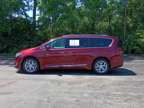 Used 2020 Chrysler Pacifica Touring-L w/ Tire & Wheel Group FWD image 6