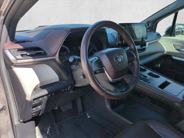 Used 2024 Toyota Sienna Platinum FWD image 10