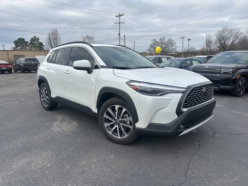 Used 2023 Toyota Corolla Cross XLE w/ Convenience Package image 2