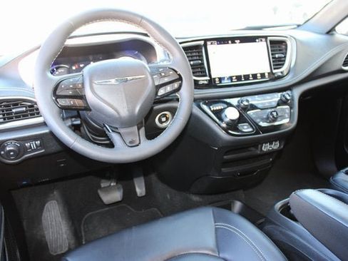 Used 2024 Chrysler Pacifica Limited image 4