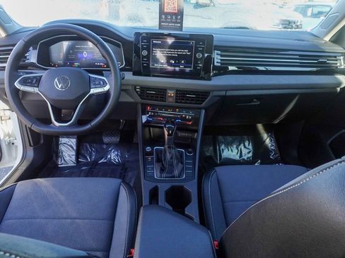 Certified 2025 Volkswagen Jetta SE w/ Sunroof Package image 25