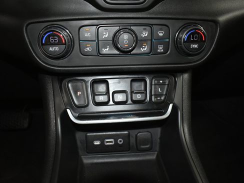 Used 2021 GMC Terrain SLE w/ Driver Convenience Package FWD image 13