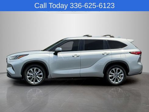 Used 2021 Toyota Highlander Limited FWD image 2