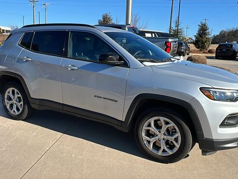 Used 2024 Jeep Compass Latitude image 5