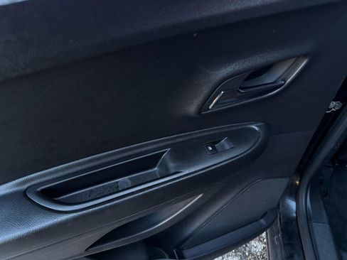 Used 2022 Chevrolet Trax LS w/ Tint and Cruise Package image 17