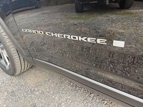 New 2026 Jeep Grand Cherokee Limited w/ Luxury Tech Group II RWD image 17