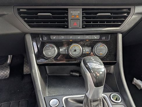 Used 2024 Volkswagen Jetta SE FWD image 7
