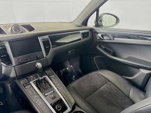 Certified 2018 Porsche Macan image 21