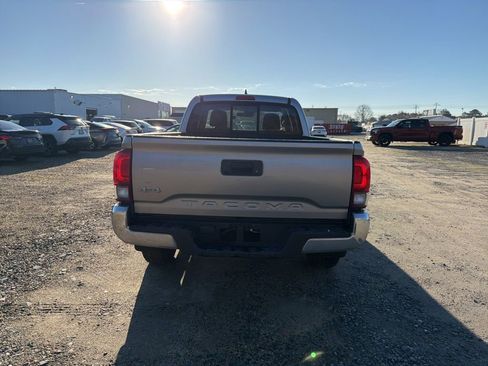 Used 2018 Toyota Tacoma SR5 w/ SR5 Appearance Package (SM) image 4