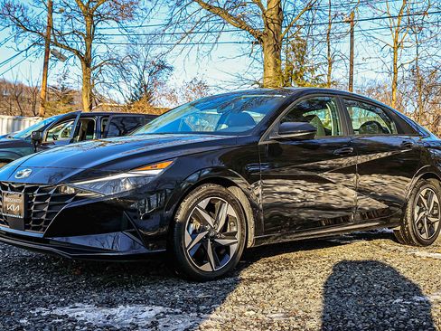 Used 2023 Hyundai Elantra SEL w/ Convenience Package image 3