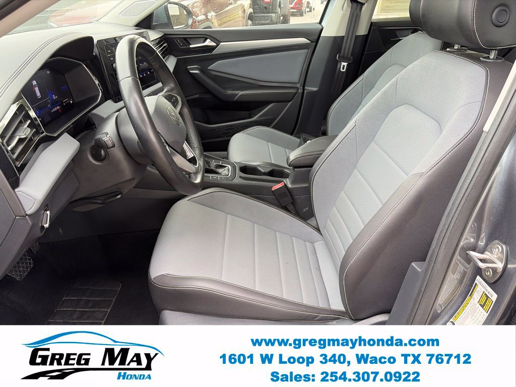 Used 2025 Volkswagen Jetta SE FWD image 22