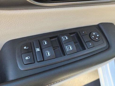 Used 2024 Chrysler Pacifica Touring-L FWD image 15