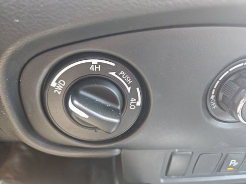 Used 2022 Nissan Frontier SV w/ Technology Package AWD/4WD image 5
