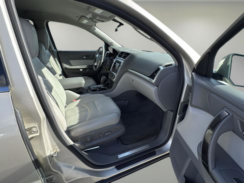 Used 2016 GMC Acadia SLT image 13