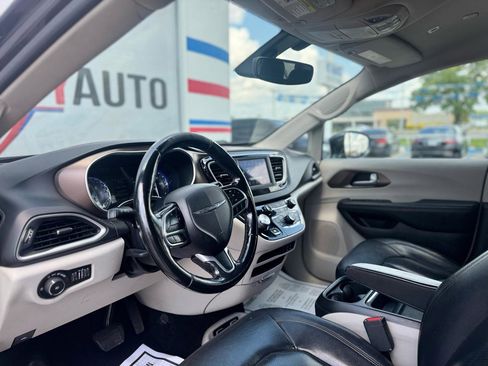 Used 2019 Chrysler Pacifica Touring-L FWD image 34