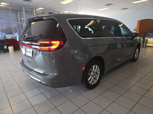 Used 2025 Chrysler Pacifica Select FWD image 8