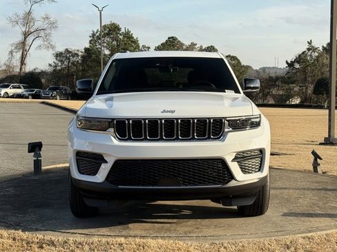 New 2025 Jeep Grand Cherokee Laredo image 2