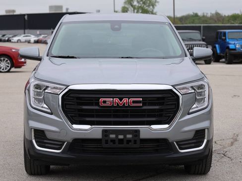 Used 2024 GMC Terrain SLE AWD/4WD image 2