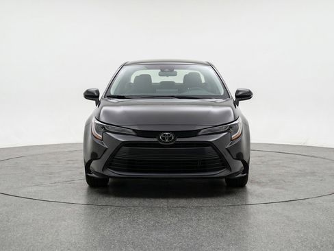 Used 2025 Toyota Corolla LE FWD image 2