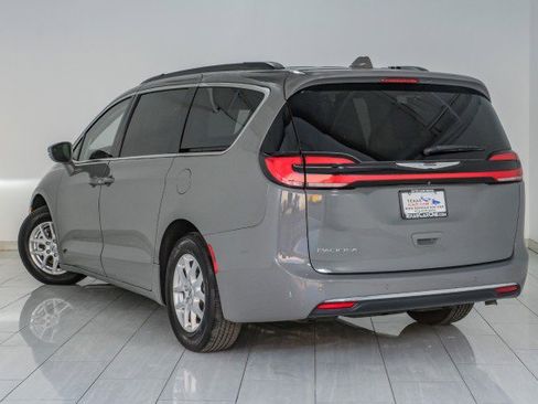 Used 2022 Chrysler Pacifica Touring-L image 8