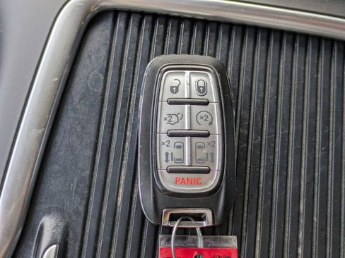 Used 2019 Chrysler Pacifica Limited image 32