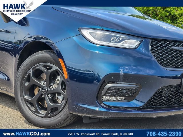 Certified 2024 Chrysler Pacifica Premium FWD image 3