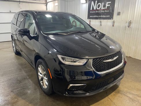 New 2026 Chrysler Pacifica Select image 2