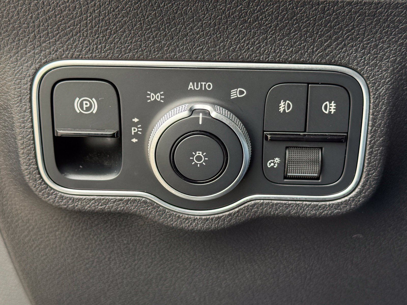 Used 2025 Mercedes-Benz GLB 250 image 31