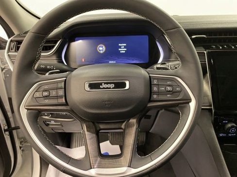 Used 2023 Jeep Grand Cherokee Limited w/ Black Appearance Package AWD/4WD image 16