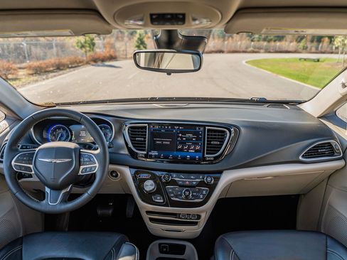 Used 2024 Chrysler Pacifica Touring-L image 36