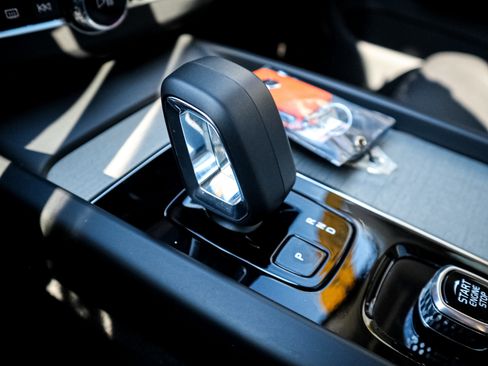 Used 2025 Volvo XC60 B5 Plus image 26