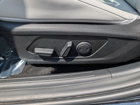 Used 2025 Hyundai Elantra Limited w/ Cargo Package FWD image 11