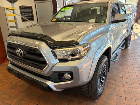Used 2016 Toyota Tacoma SR5 w/ SR5 Appearance Package (SN) image 5