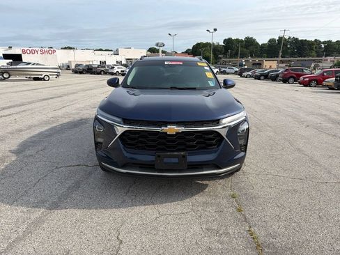 Used 2024 Chevrolet Trax LT w/ Sunroof Package FWD image 2